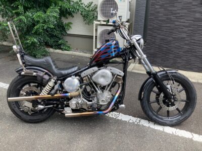 4速フレーム丸スイングアームに、カスタムテック製11inスプリングストラットとナローショックマウント(NSM)を装着。リジッドフレーム並に超ナローなリア周りの1981年式FXEFショベルヘッドのオールドスクールフリスコチョッパーカスタム(装着後1)