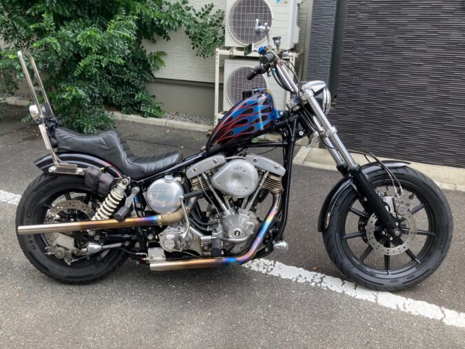 4速フレーム丸スイングアームに、カスタムテック製11inスプリングストラットとナローショックマウント(NSM)を装着。リジッドフレーム並に超ナローなリア周りの1981年式FXEFショベルヘッドのオールドスクールフリスコチョッパーカスタム(装着後1)