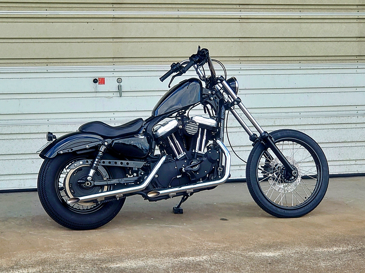 2012年式 XL1200X スポーツスターのオールドスクールチョッパーカスタム例│右後ろ