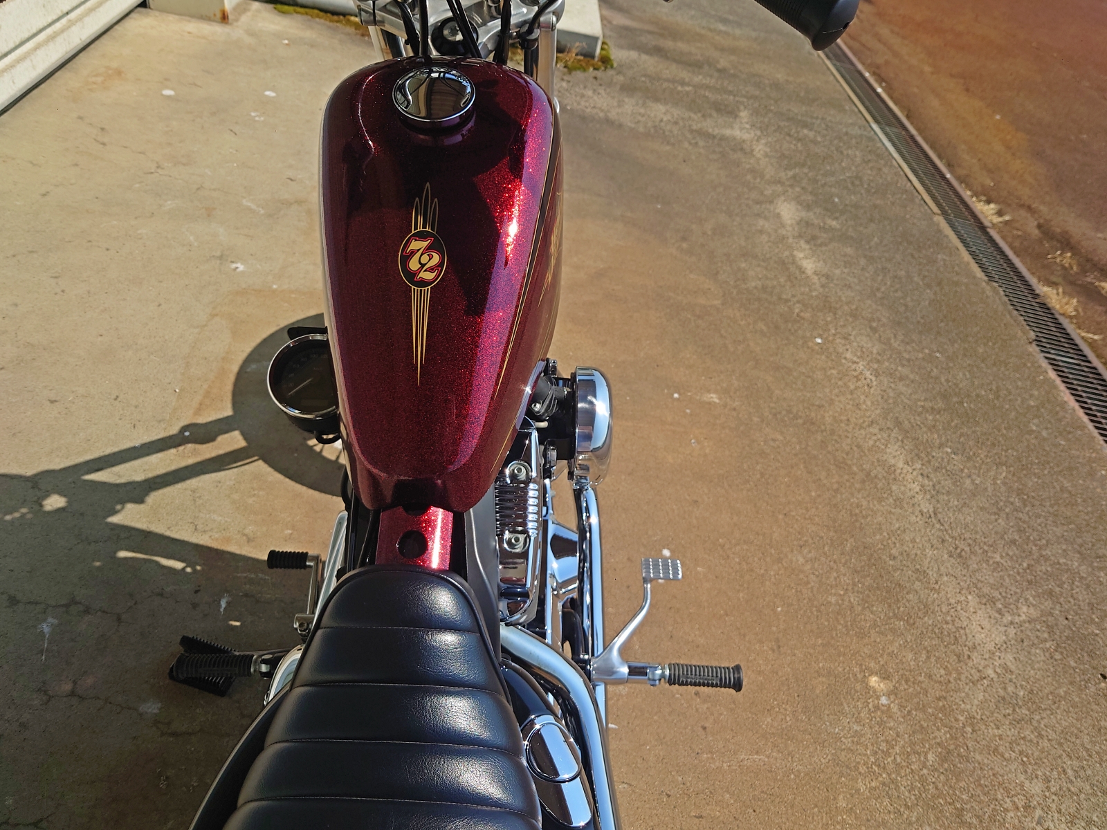 2012年式 XL1200V ラバーマウント インジェクション スポーツスター ラバスポ|オールドスクール チョッパー カスタム|プリズムサプライ(Prism Supply)製 ダーリントンエアクリーナー ポリッシュ (カスタムパーツ装着例)|後方