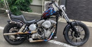 4速フレーム丸スイングアームに、カスタムテック製11inスプリングストラットとナローショックマウント(NSM)を装着。リジッドフレーム並に超ナローなリア周りの1981年式FXEFショベルヘッドのオールドスクールフリスコチョッパーカスタム(装着後1)